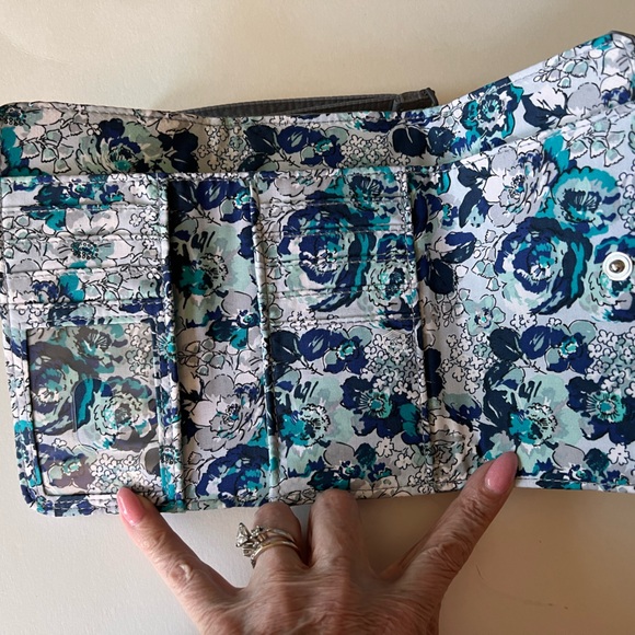 Vera Bradley- RFID Smartphone Wristlet- Frost Gray - New with Tags - Picture 4 of 16